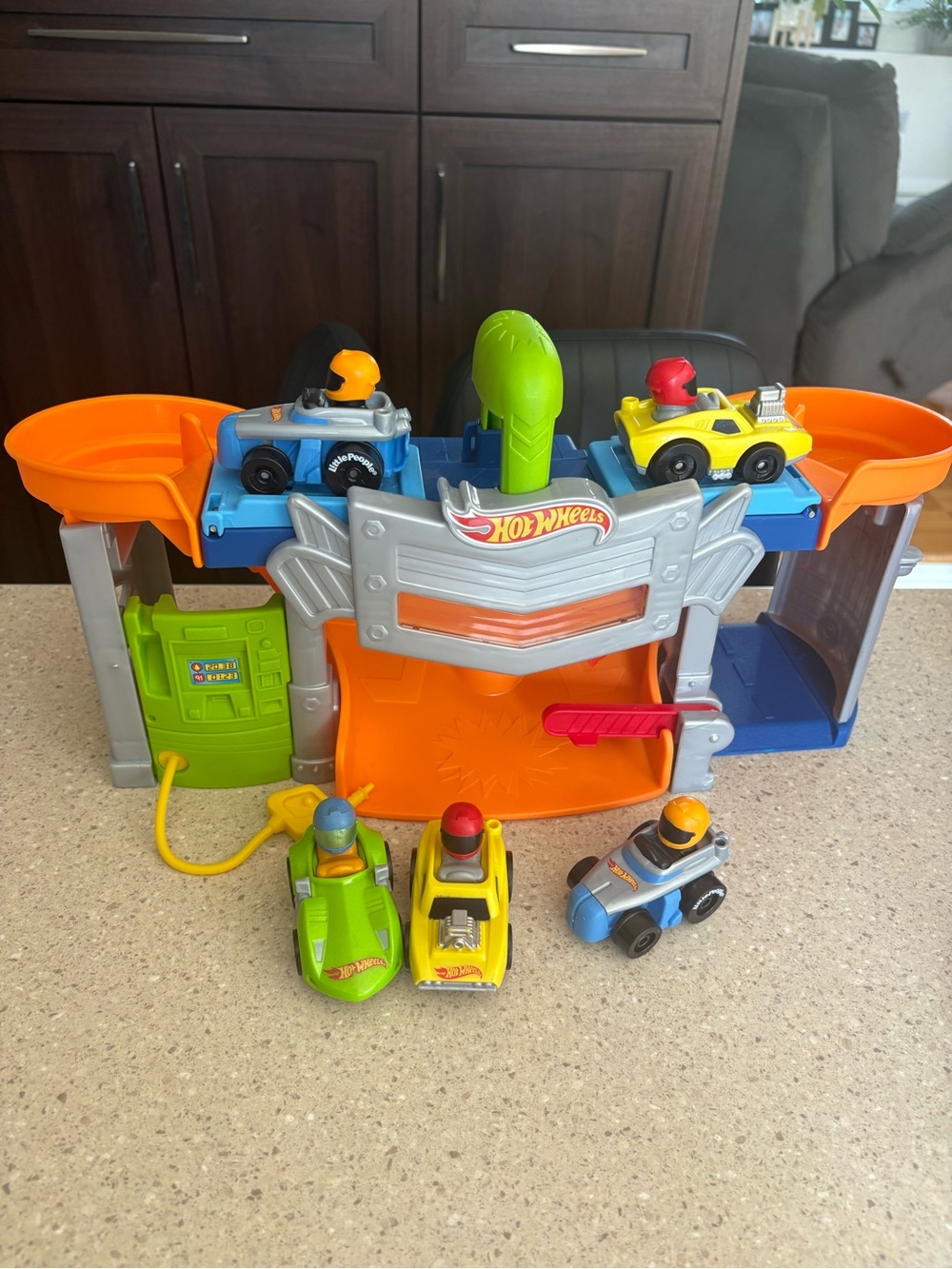 Hot Wheels fisher-price Kids Race Playset with Orange, Blue & Green Cars